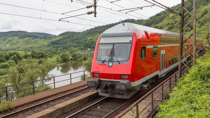 Treno nell’ambiente ferroviario della simulazione Alpenera