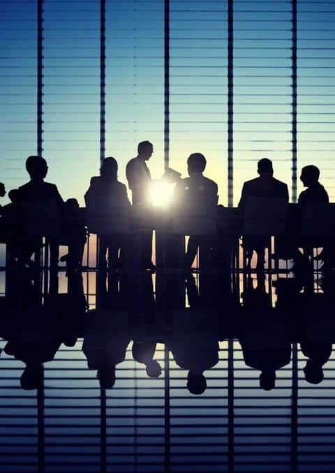 Dirigenti riuniti in una sala durante una simulazione HSE
